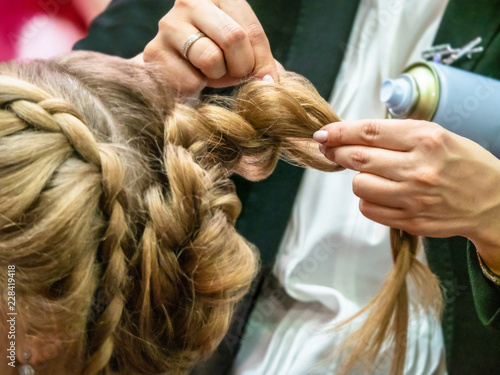 Hairstyle master The girl m...