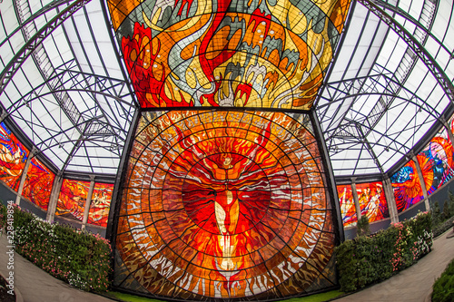 jardin botanico y cosmovitral edificio turistico ubicado en  toluca mexico, coloridos vitrales en color naranja con figura humana diseñada en vidrio pieza artistica de vitral  photo