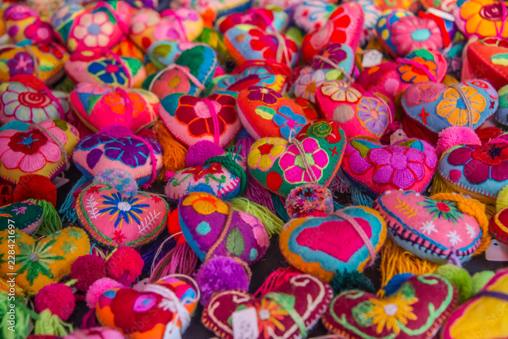corazones de lana bordados coloridos