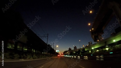 日本都市風景。　線路と高速道路と併走する道