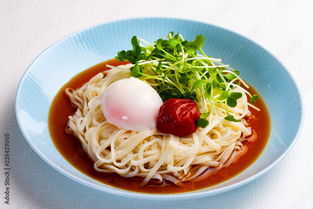 冷やしうどん 梅干し カイワレ大根 温玉入り 日本の家庭料理 和食 Stock 写真 Adobe Stock