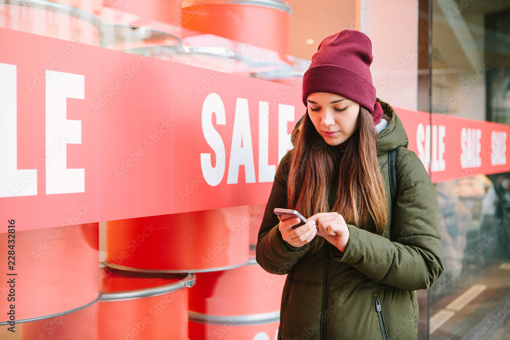 Φωτογραφία The girl calls by phone to consult or select online goods on sale