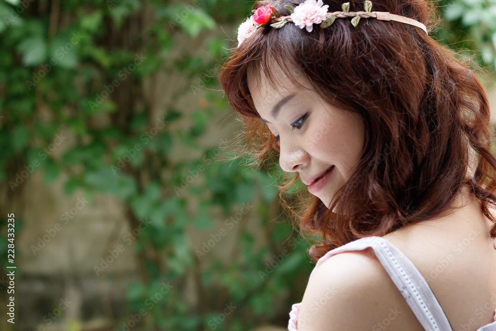 Naklejka premium Young pretty Asian woman with flower headband.
