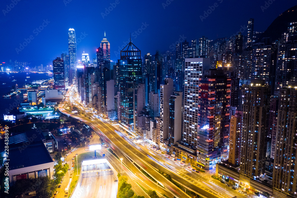 Fototapeta premium Hong Kong skyscraper and traffic trail at night