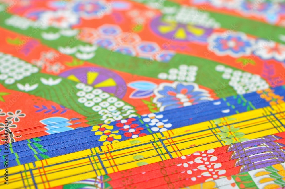 Naklejka premium 千代紙./色々な千代紙を重ねています.