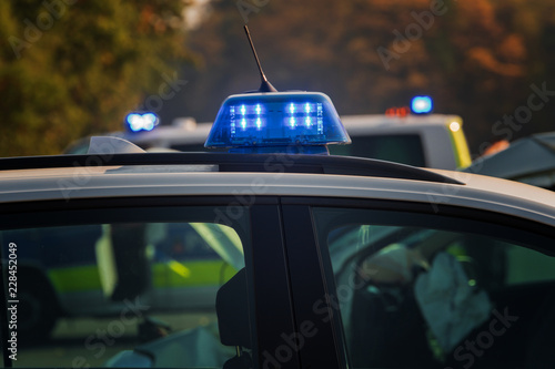 Blaulicht von mehreren Fahrzeugen der Polizei