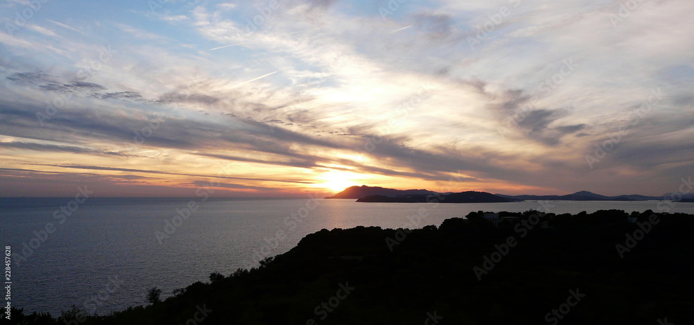Paysage du sud de la France, face à la mer méditerranée et un coucher de soleil