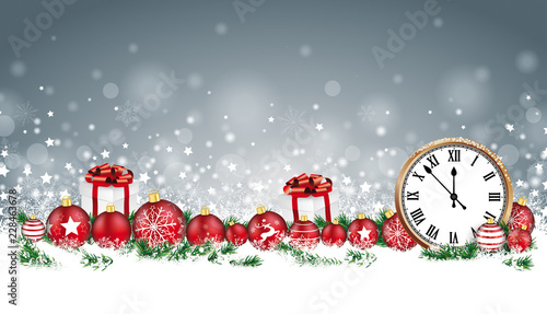 Weihnachten Banner mit Christbaumkugeln, Geschenken, Tannezweigen und klassischen Uhr