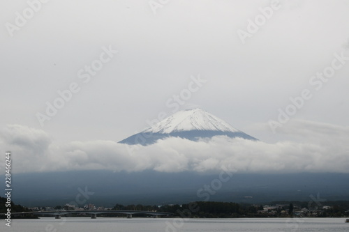 富士山と河口湖 © tomo