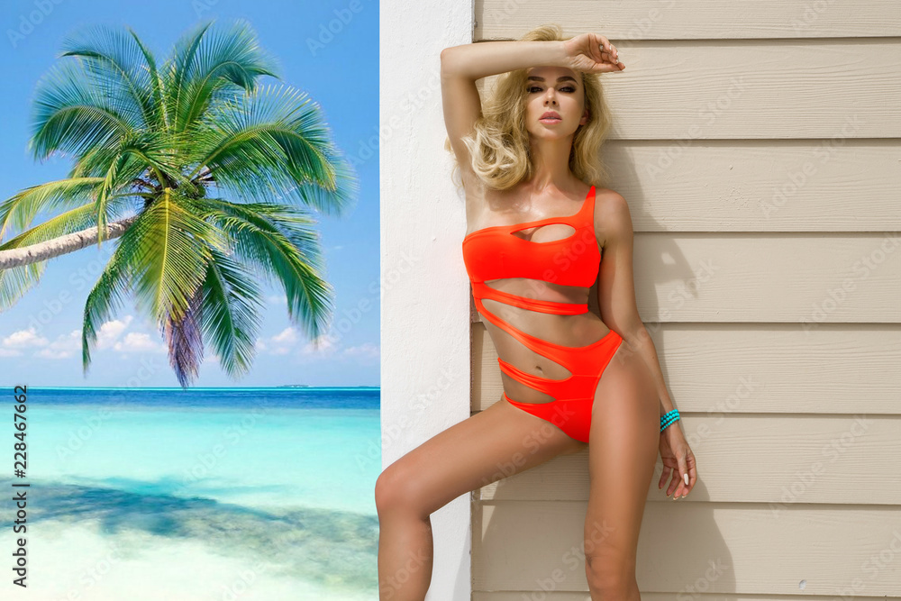 Beautiful, sexy woman in bikini posing on the caribbean beach. - obrazy, fototapety, plakaty 