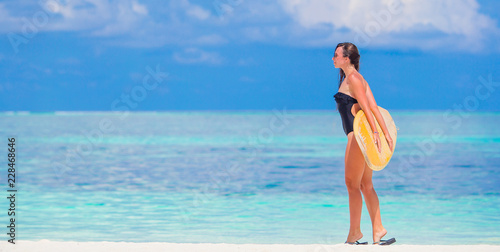 Canvas Print Beautiful fitness surfer woman surfing during summer vacation
