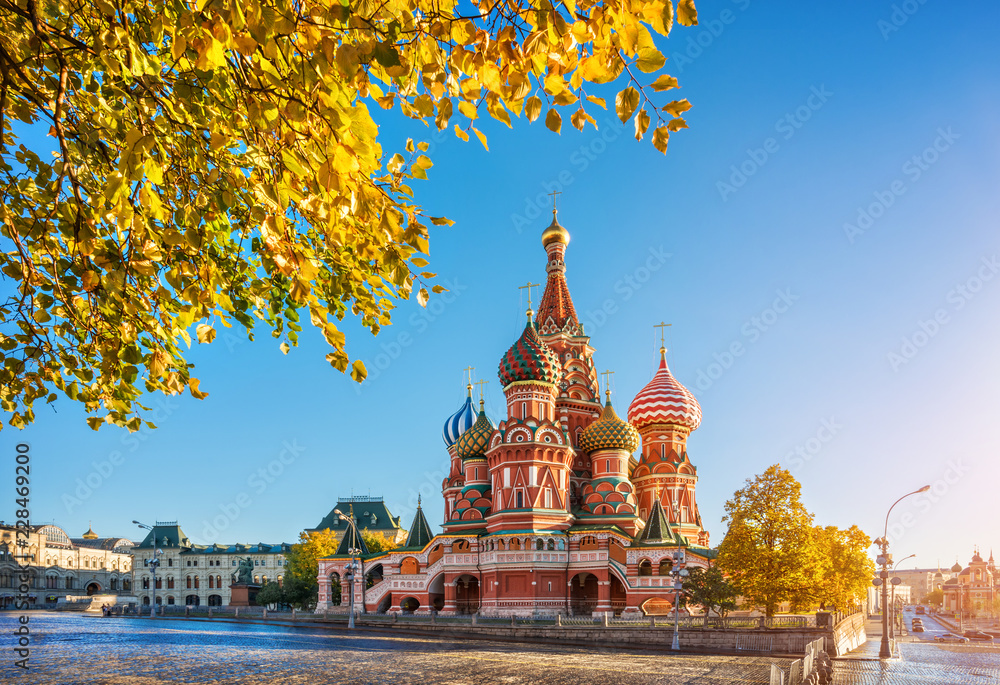 Осень у Собора Василия Блаженного на Красной Площади  в Москве St. Basil's Cathedral  in the frame of autumn
