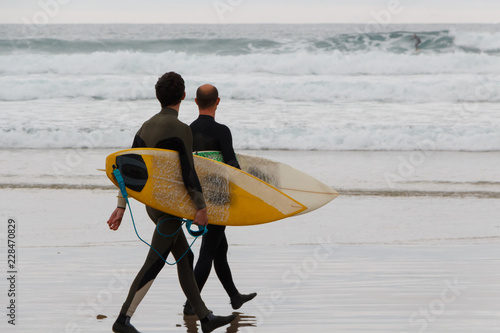 Surfeurs allant à l'eau