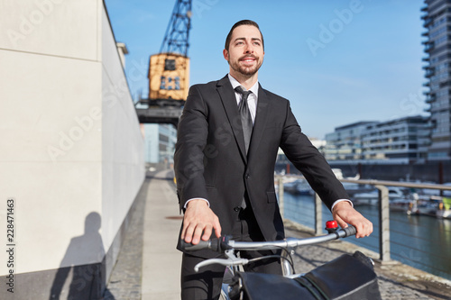 Entrepreneur mit dem Fahrrad unterwegs photo