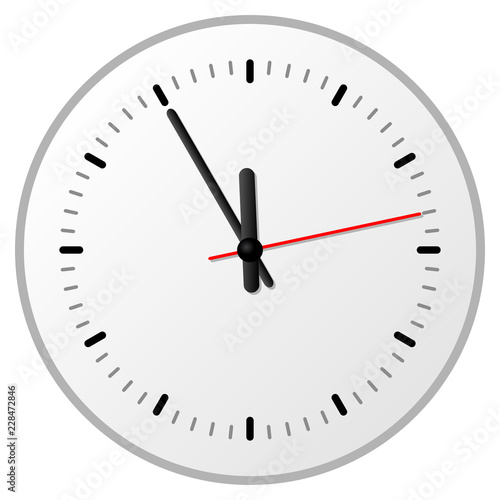 fünf vor zwölf auf einer analogen Uhr