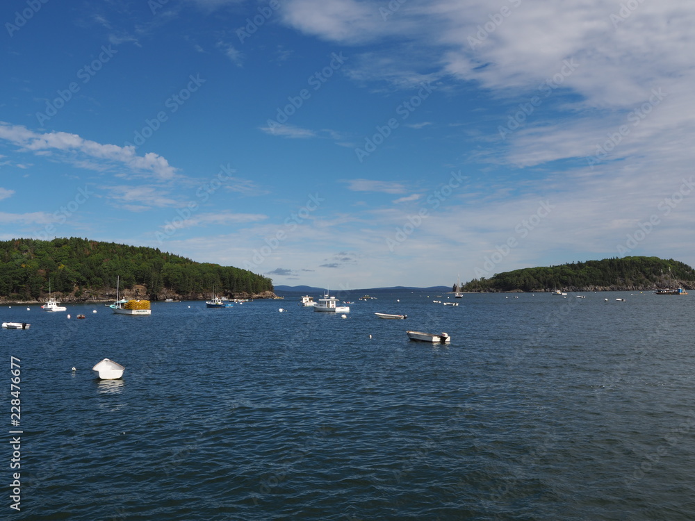 Bar Island und Stepp Porcupine Island bei blauem Himmel, Maine