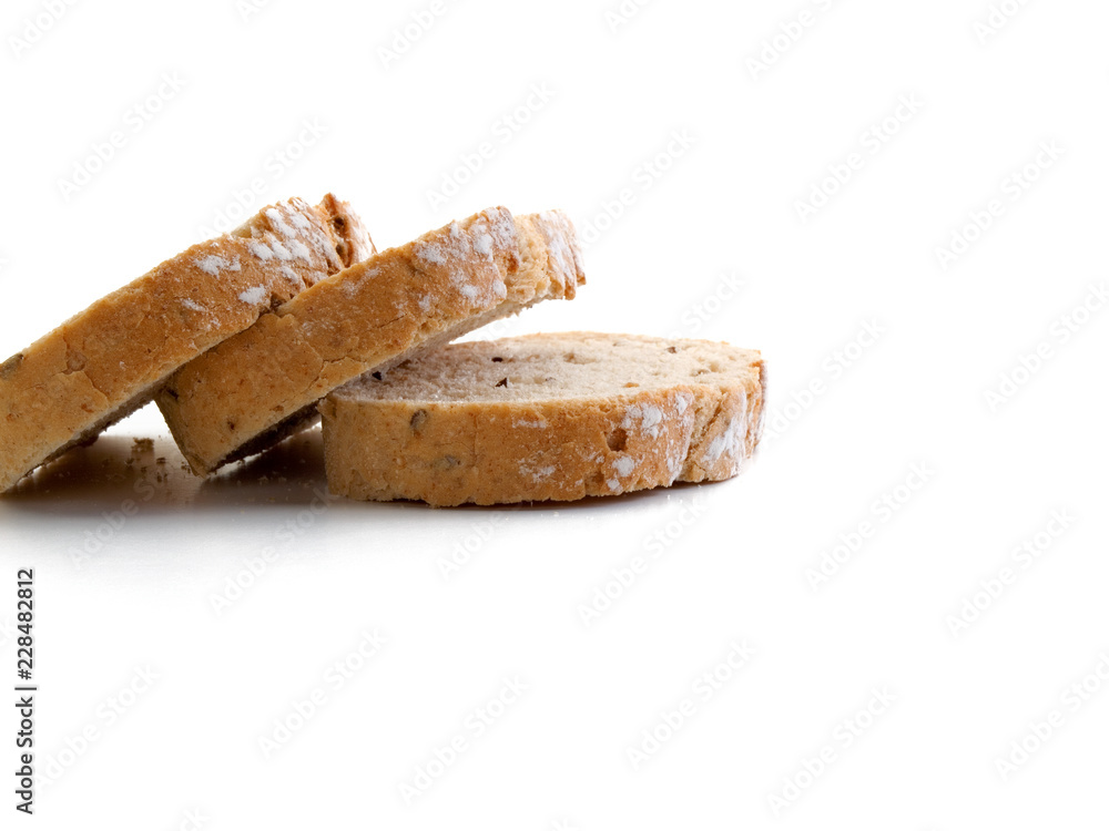 Tres rebanadas cortadas de un pan artesano sobre un fondo blanco 2 Tres rebanadas cortadas de un pan artesano sobre un fondo blanco 2