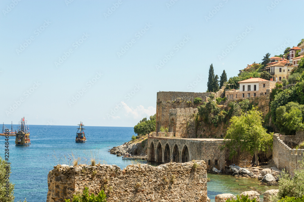 Старая крепость  на берегу моря