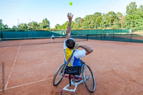 Foto disabled tennis player hits the ball for service