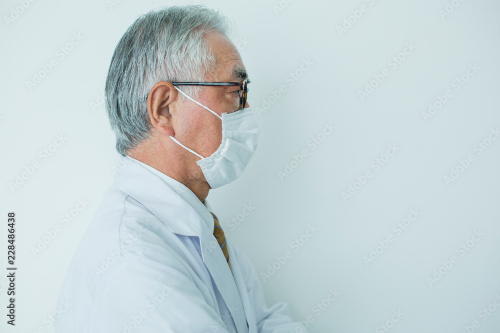 白衣を着てマスクをした70代男性横顔 Stock Photo Adobe Stock
