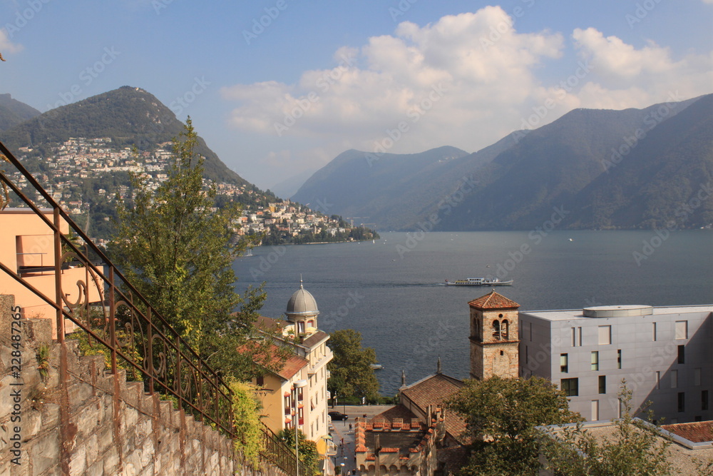 Lugano; Seepanorama mit Monte Bre von der stillgelegten Standseilbahntrasse (Funicolare degli Angioli)