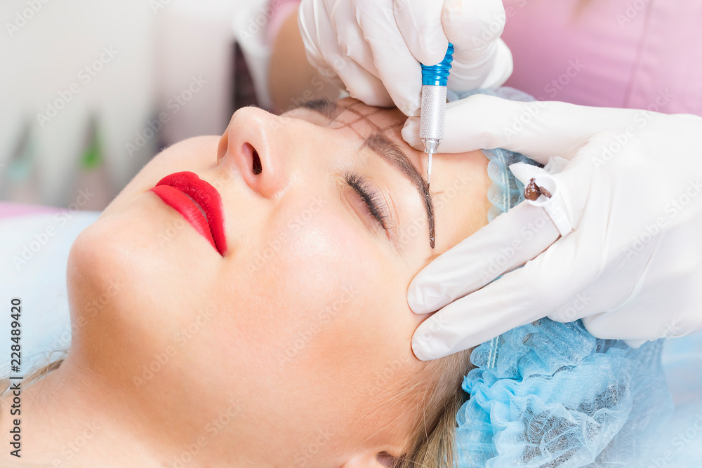 Mikrobleyding eyebrows workflow in a beauty salon Mikrobleyding eyebrows workflow in a beauty salon