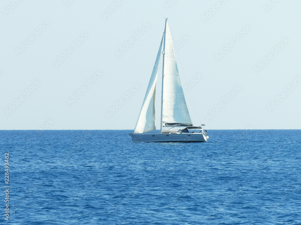 Einsames Segelboot auf offenem Meer
