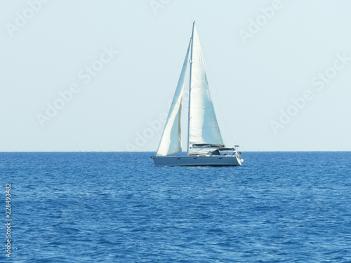 Einsames Segelboot auf offenem Meer © Julia_Ha