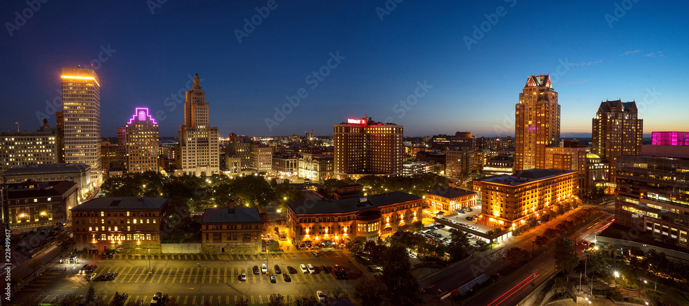 Obraz premium City in twilight with beautiful blue sky 