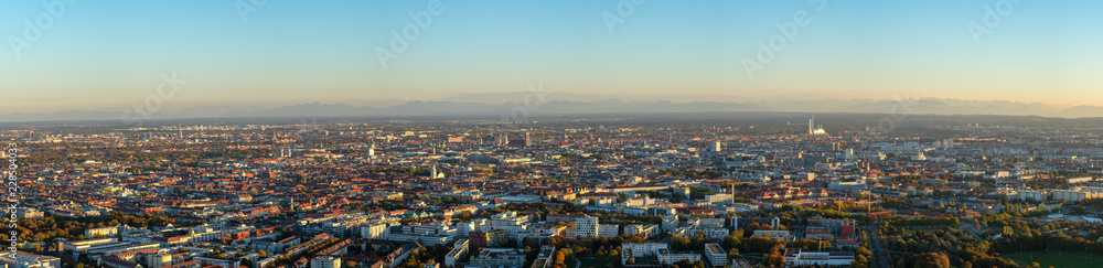 München Panorama Skyline mit Alpen München Panorama Skyline mit Alpen