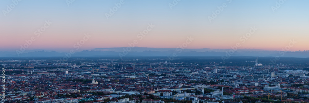 München Panorama blaue Stunde