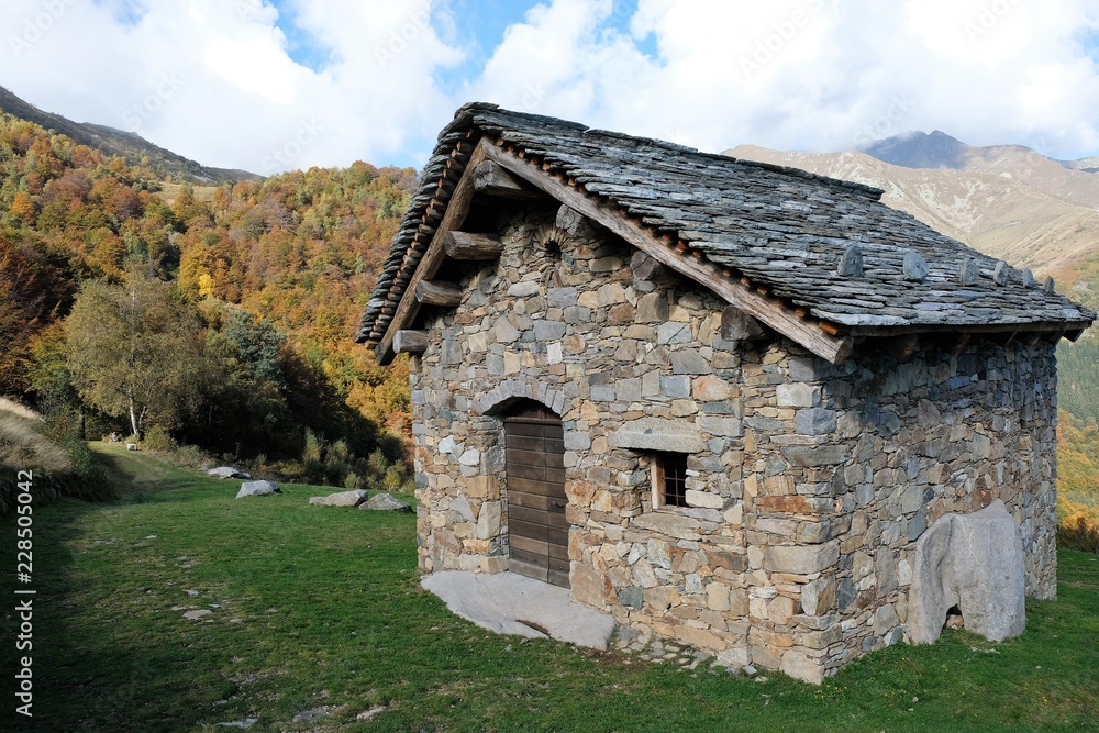 paesaggio abitazione costruzione parco all'aperto pietra roccia erba prato verde