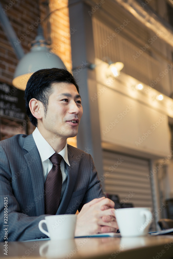カフェで打ち合わせをするスーツ姿の30代男性 Stock 写真 Adobe Stock