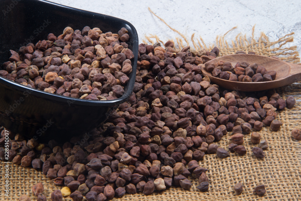 Fototapeta premium chick pea isolated on texture background.