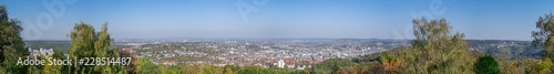 Panorama von Stuttgart vom Birkenkopf aus von Botnang links über die Innenstadt bis Degerloch rechts