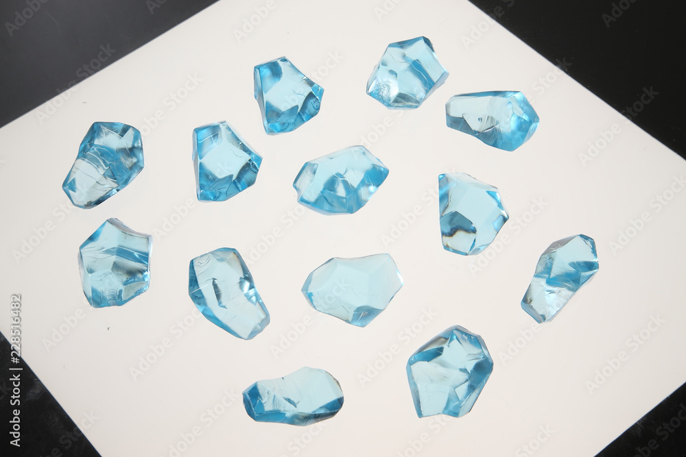 Fototapeta premium Blue Acrylic Gems Isolated on White Background|白背景に並べた青いアクリルジュエル