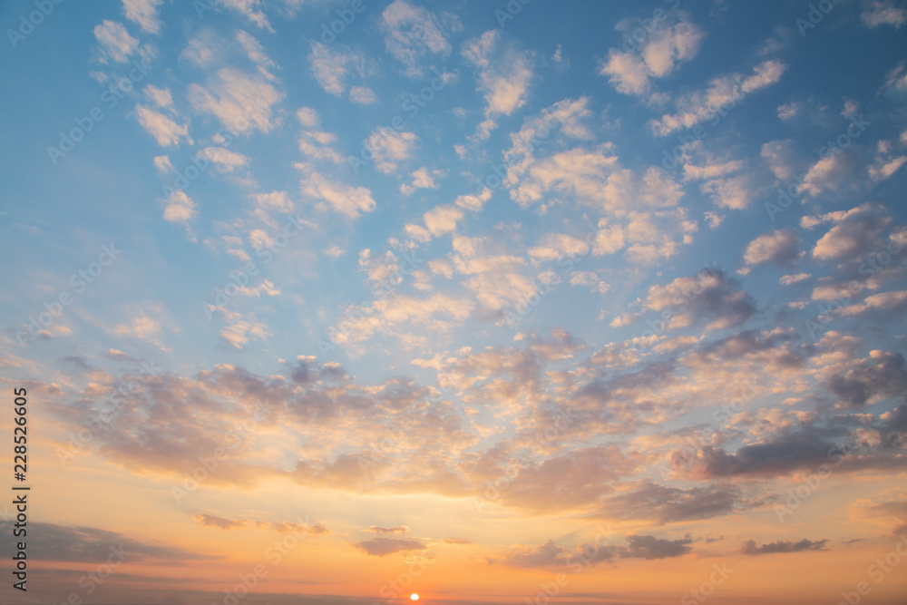 Obraz premium Dramatic sky with cloud at sunset.