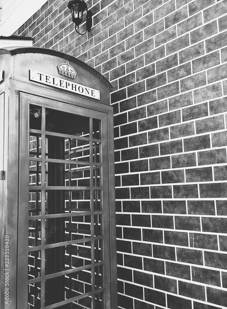 Obraz premium London phone booth with brick background