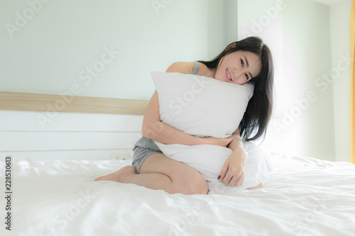 woman in white bedroom moning with weekend © SHUTTER DIN
