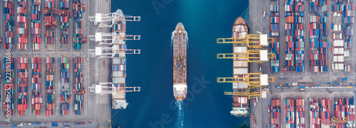 Obraz Widok z lotu ptaka panoramiczny zbiornikowiec do ropy poruszający przepustka portu morskiego magazyn i kontenerowiec.