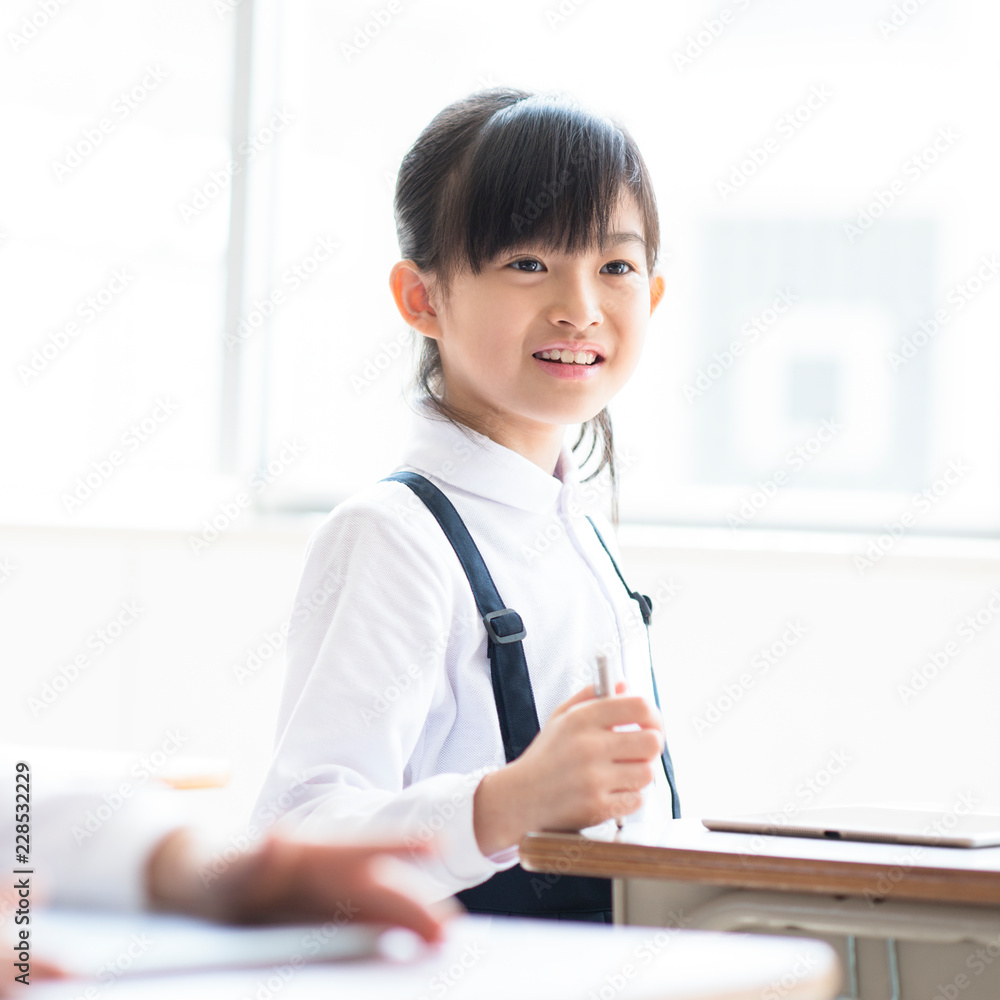 プログラミングの勉強をする小学生