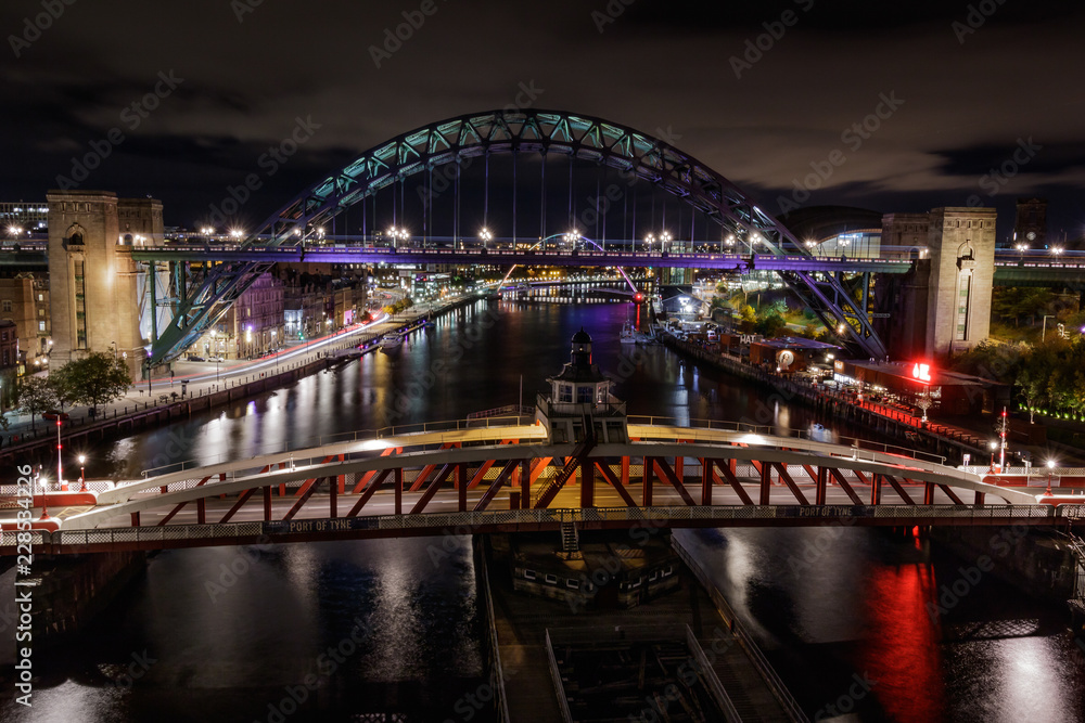 Fototapeta premium Newcastle and gateshead riverside at night