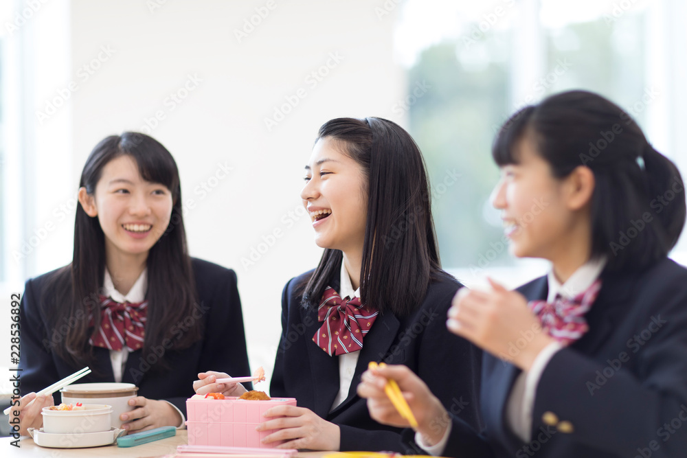お弁当を食べながら談笑する女子高校生 Stock Photo Adobe Stock