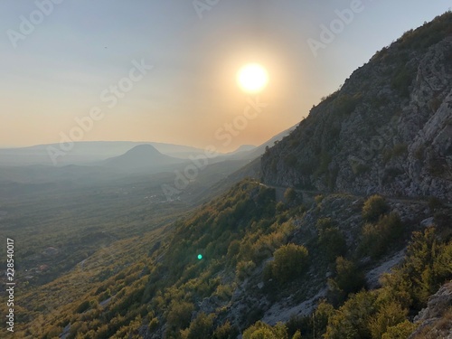 Sonnenuntergang in den Bergen von Montenegro © YoPho