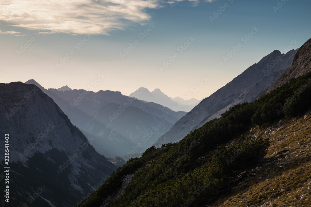 Tiroler Bergwelt im Dämmerlicht