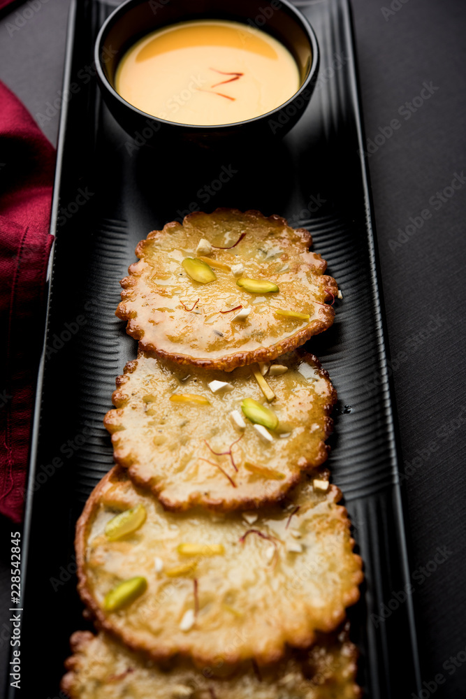 Φωτογραφία Malpua sweet - Traditional Indian dessert or pancake for festivals, served in plate with rabri/rabdi
