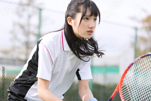 テニスをする女子学生 photo