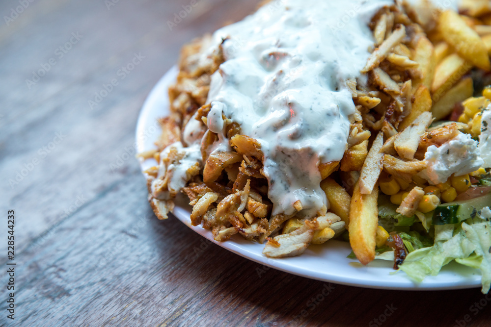 Dönerteller mit Huhn Hühnerfleisch, Knoblauch Soße, Pommes und Salat an ...