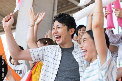 日本戦を観戦する人々