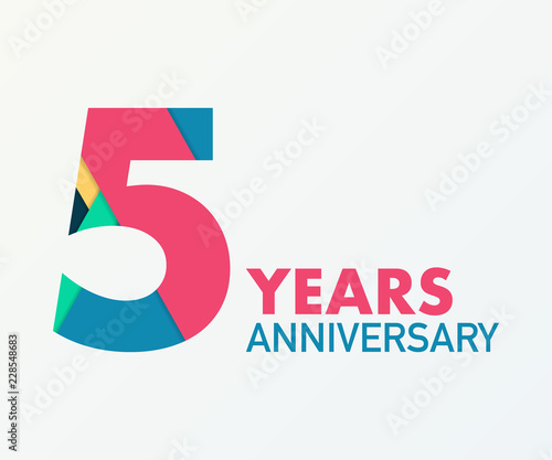 5 years anniversary emblem. Anniversary icon or label. 5 years celebration and congratulation design element.